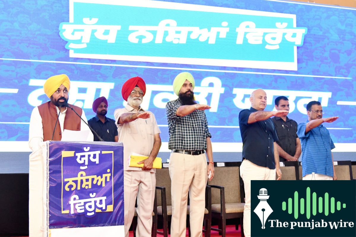 KEJRIWAL AND BHAGWANT MANN ADMINISTER OATH TO PEOPLE FOR BEING WARRIORS AGAINST DRUGS